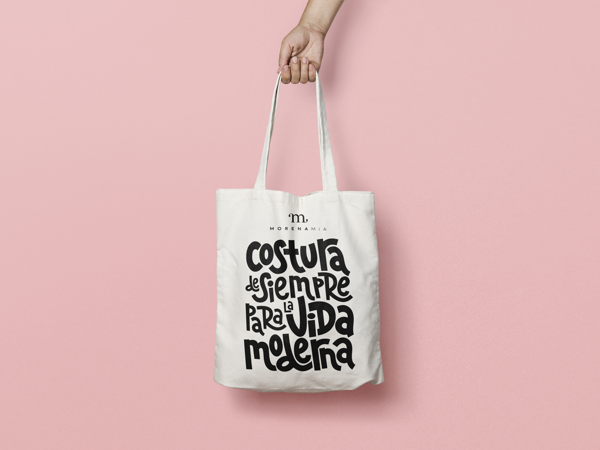 Trabajo de lettering para tote bag promocional de Morena Mía Studio